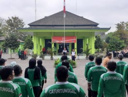 Semangat Pamong Kalurahan Caturtunggal dalam Upacara Hari Olahraga Nasional Kapanewon Depok 2023